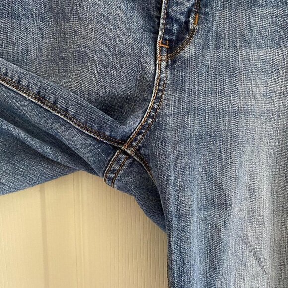 Levi's Women's 525 Straight Leg Medium Wash Mid Rise Elastic Band Jeans Size 32 - Picture 8 of 9